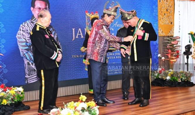 Ruslan Muharam Terima Gelaran Tertinggi Janang Gayuh